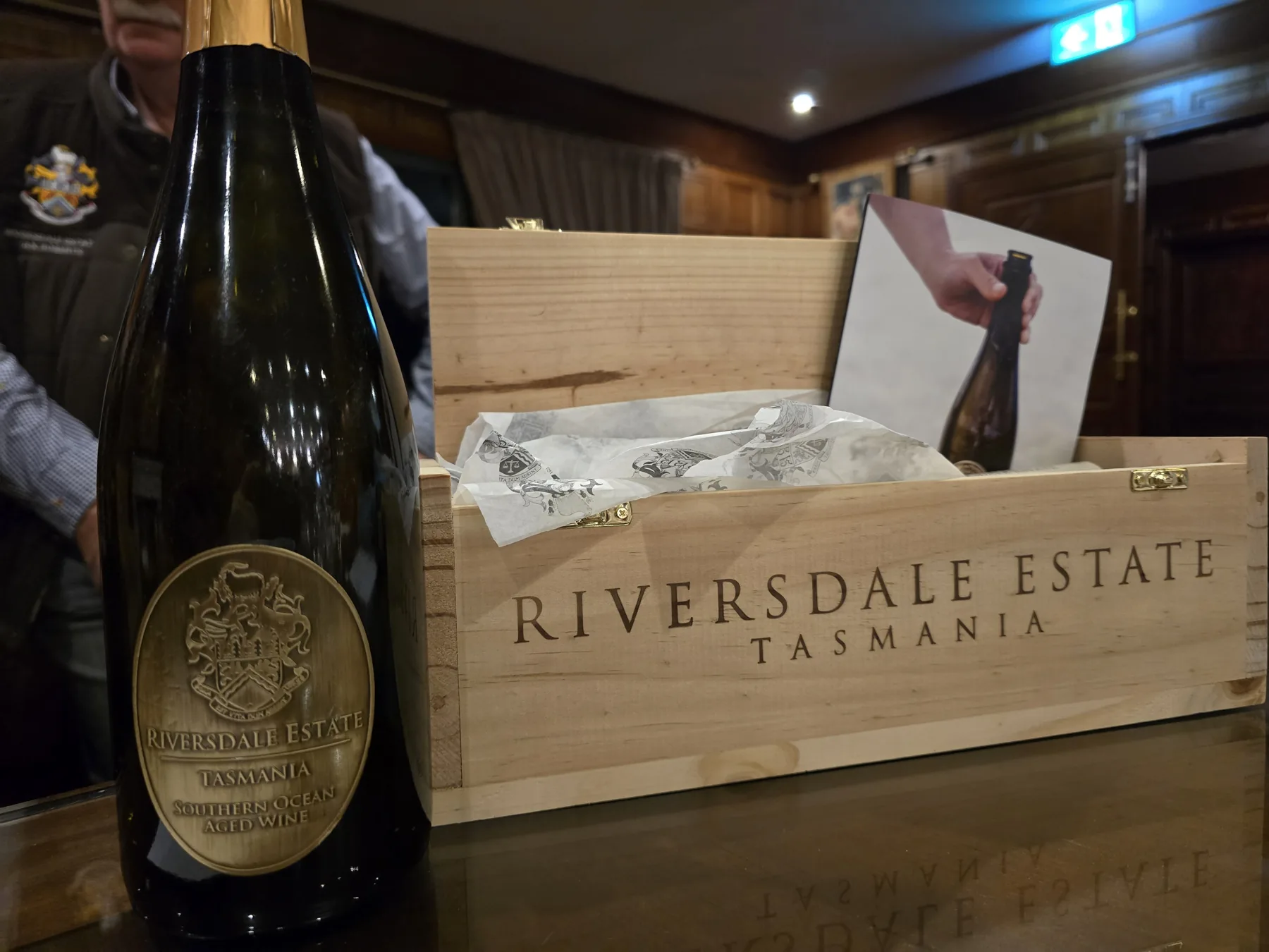 我哋喺 Riversdale Estate 影低嘅 Southern Ocean Aged 酒瓶同木盒